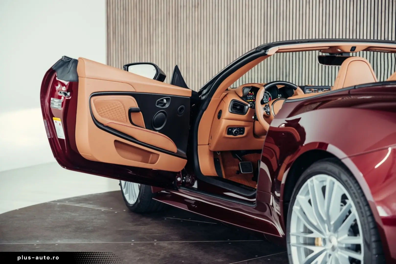 ASTON MARTIN DBS Volante Superleggera  Liquid Crimson