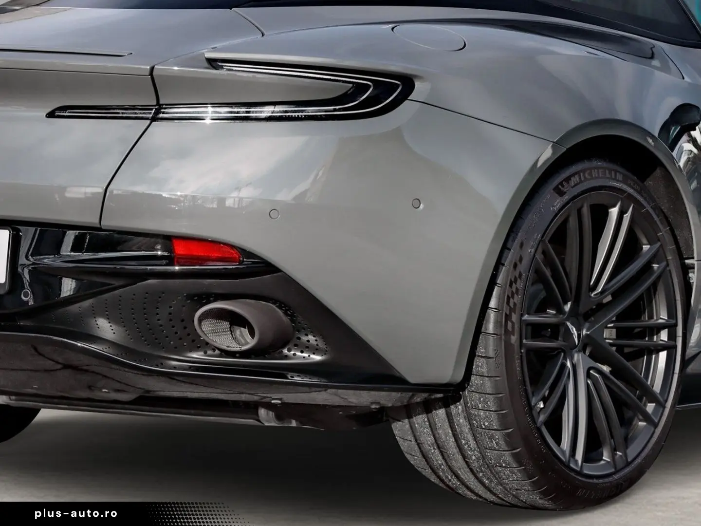 ASTON MARTIN DB12 China Grey Oxford Tan