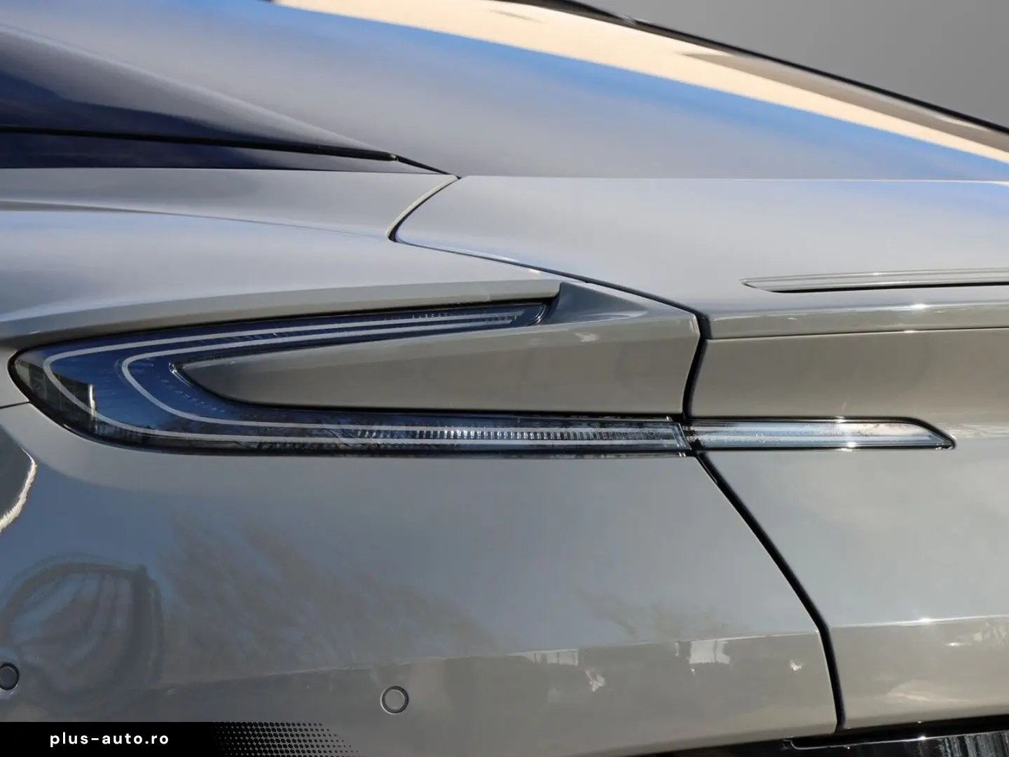 ASTON MARTIN DB12 China Grey Oxford Tan