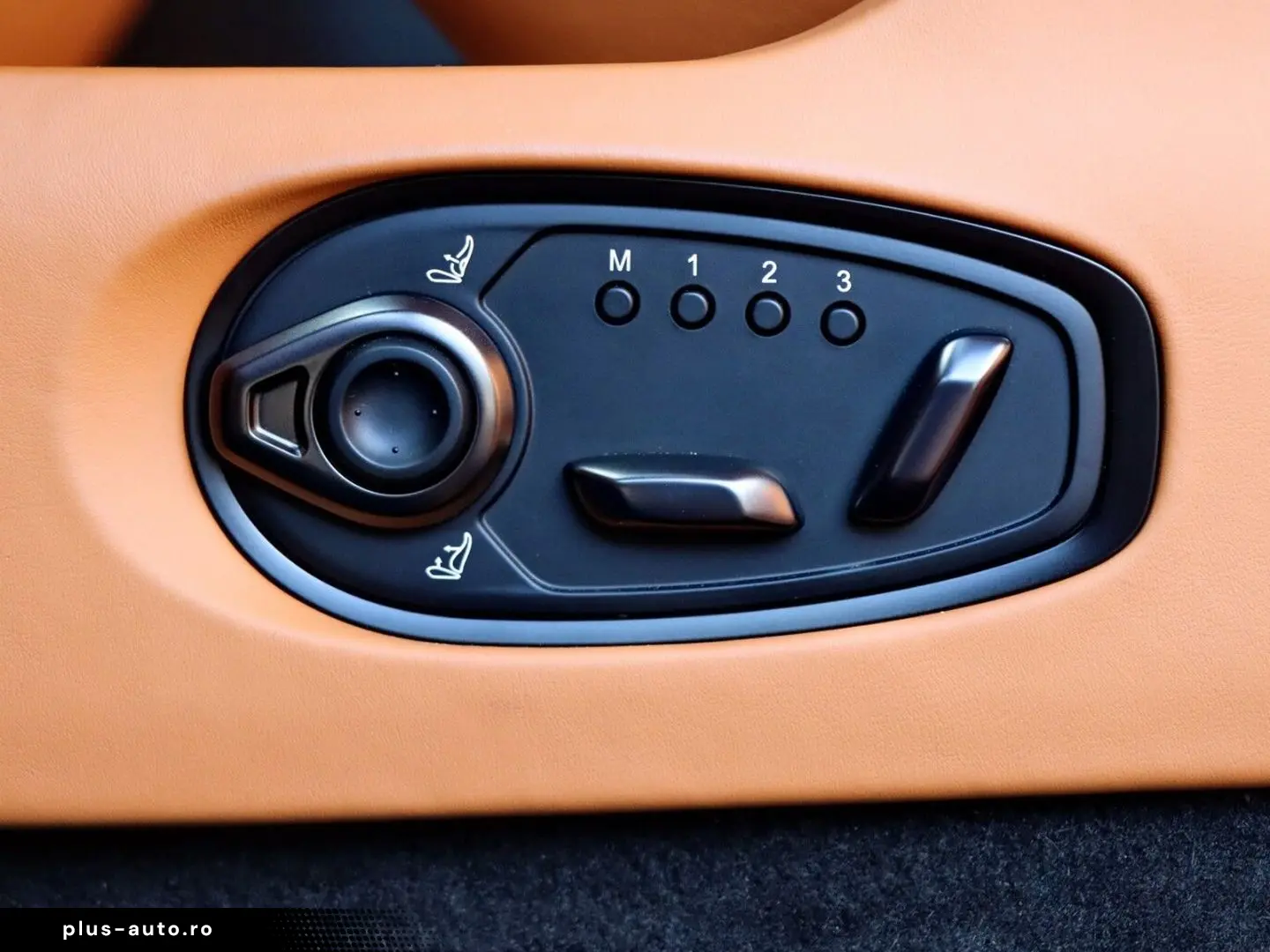 ASTON MARTIN DB12 China Grey Oxford Tan