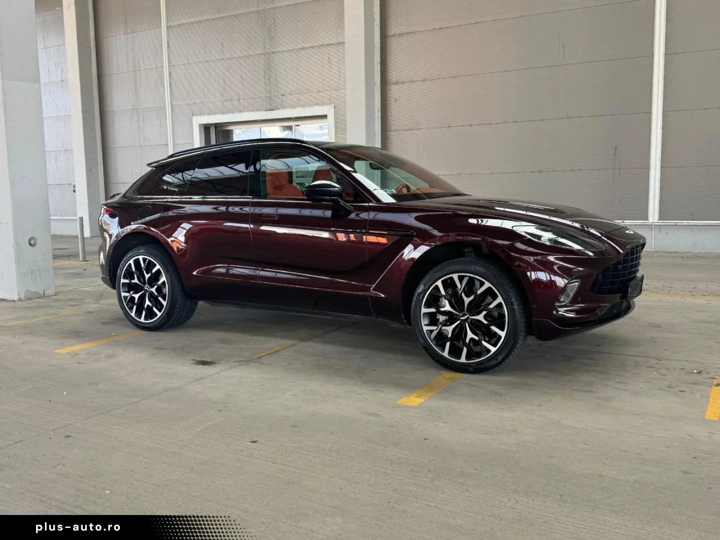 ASTON MARTIN DBX 4.0 V8 DIVINE RED ORANGE