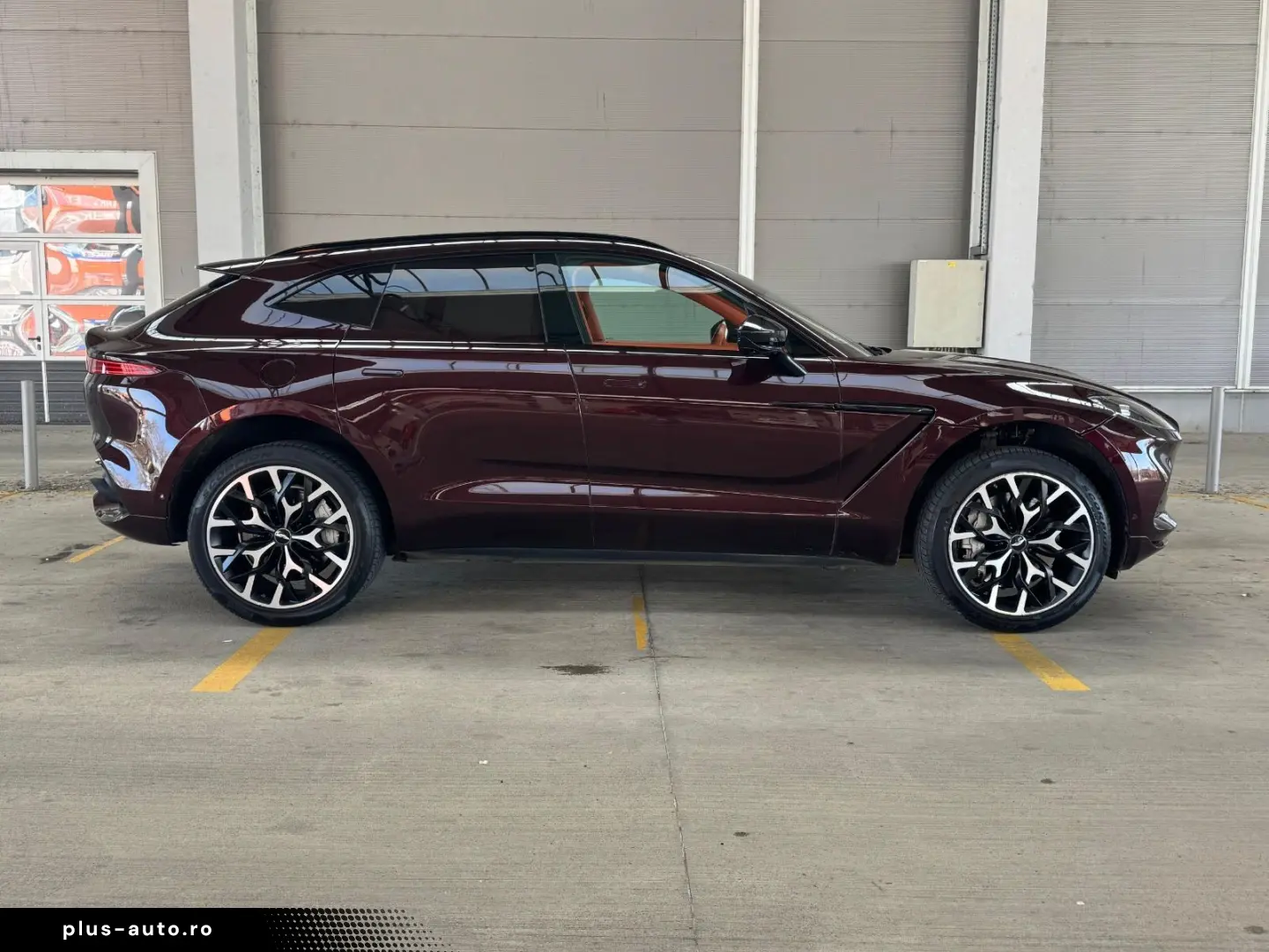 ASTON MARTIN DBX 4.0 V8 DIVINE RED ORANGE