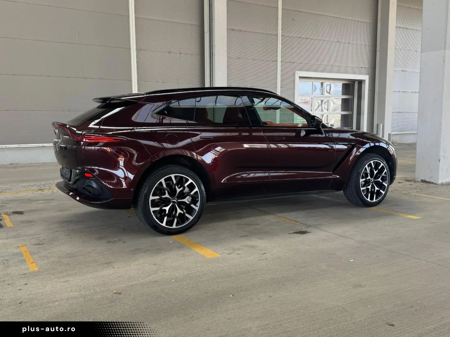 ASTON MARTIN DBX 4.0 V8 DIVINE RED ORANGE