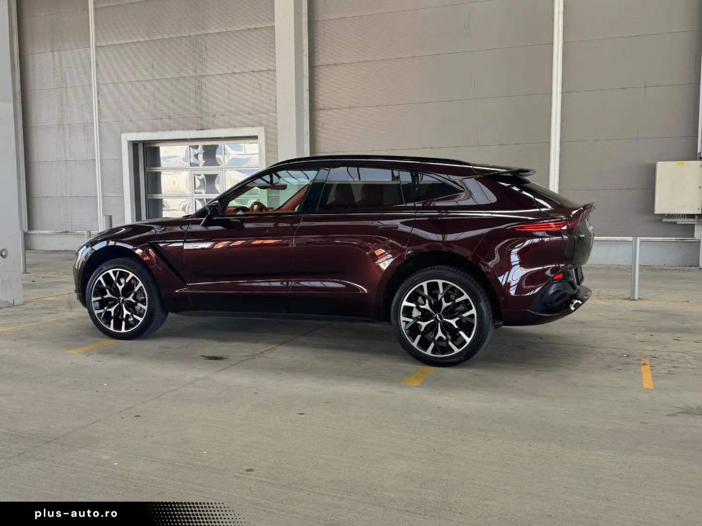 ASTON MARTIN DBX 4.0 V8 DIVINE RED ORANGE