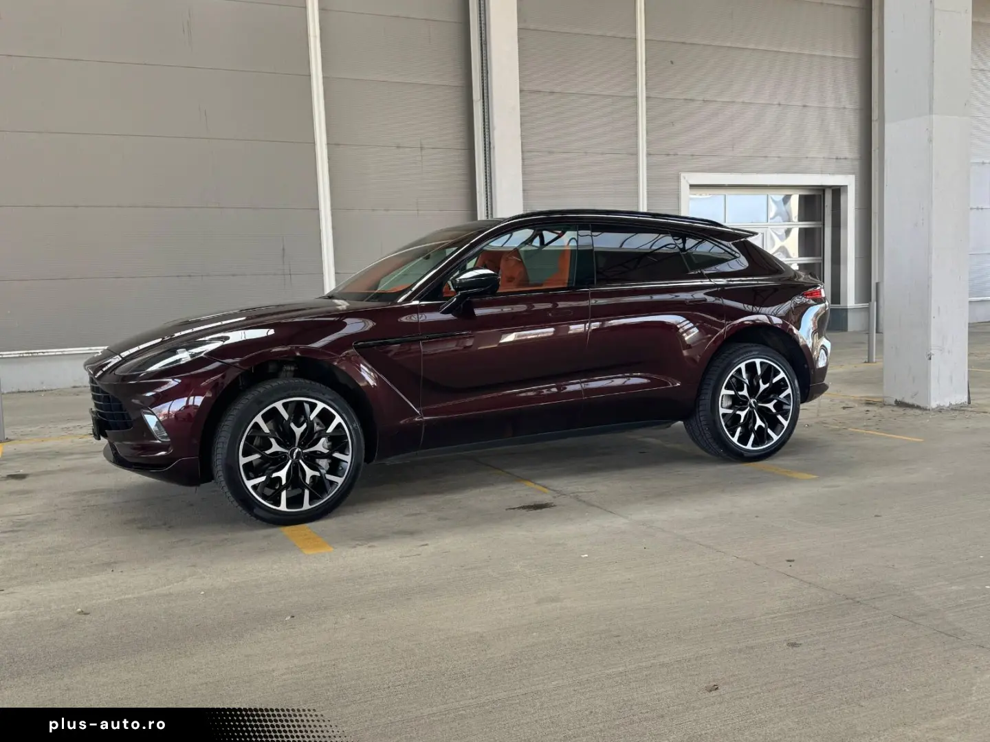 ASTON MARTIN DBX 4.0 V8 DIVINE RED ORANGE
