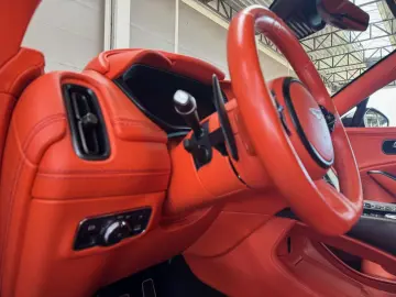 ASTON MARTIN DBX 4.0 V8 DIVINE RED ORANGE