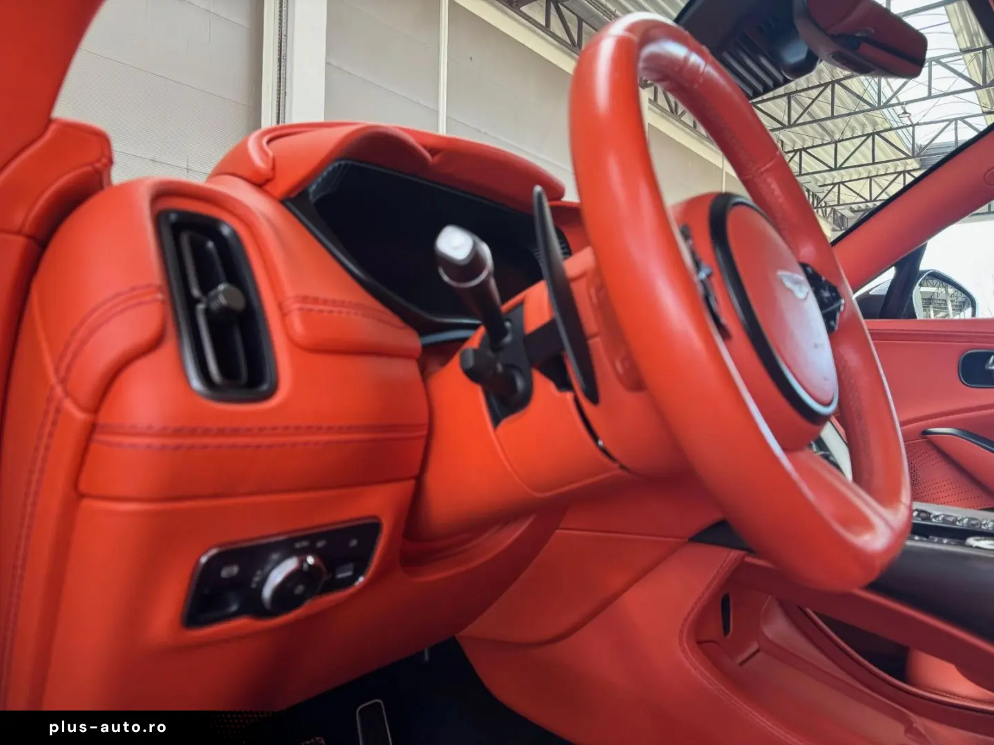 ASTON MARTIN DBX 4.0 V8 DIVINE RED ORANGE