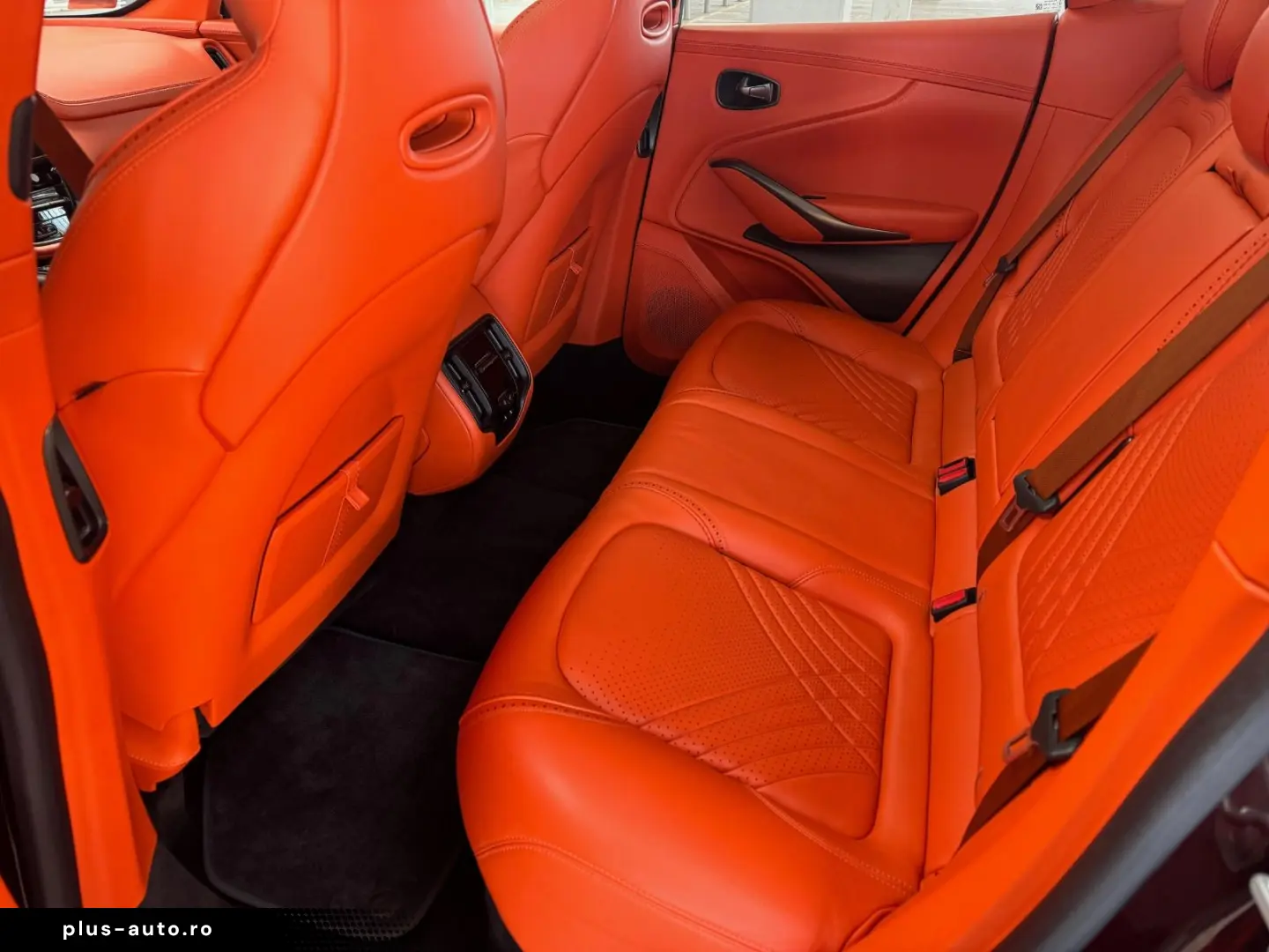 ASTON MARTIN DBX 4.0 V8 DIVINE RED ORANGE