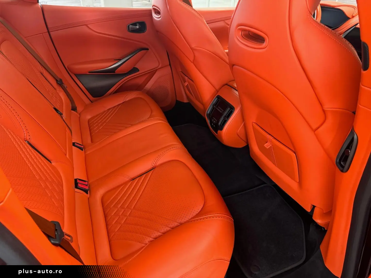 ASTON MARTIN DBX 4.0 V8 DIVINE RED ORANGE