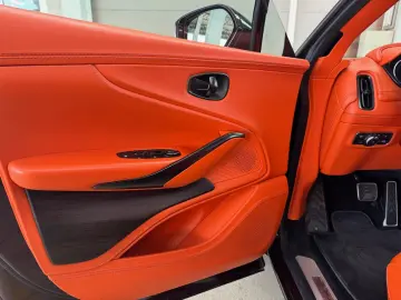 ASTON MARTIN DBX 4.0 V8 DIVINE RED ORANGE