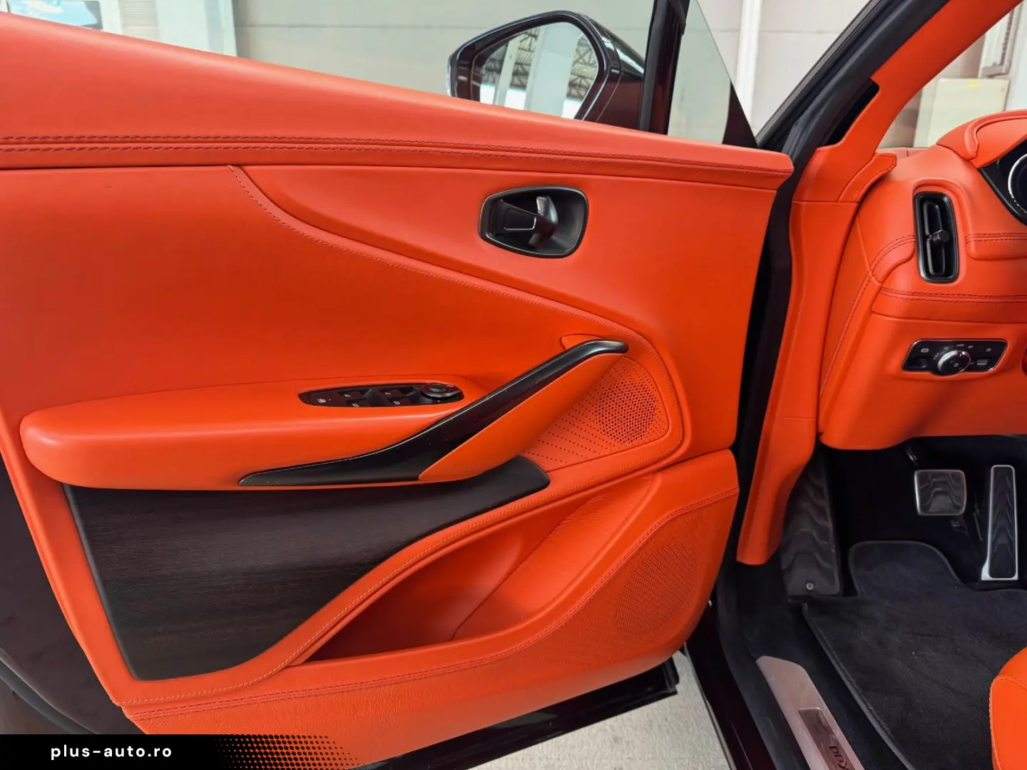 ASTON MARTIN DBX 4.0 V8 DIVINE RED ORANGE