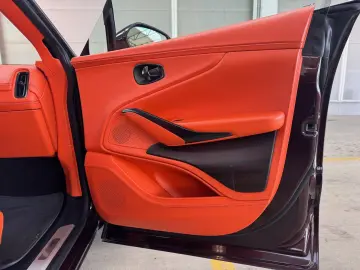 ASTON MARTIN DBX 4.0 V8 DIVINE RED ORANGE