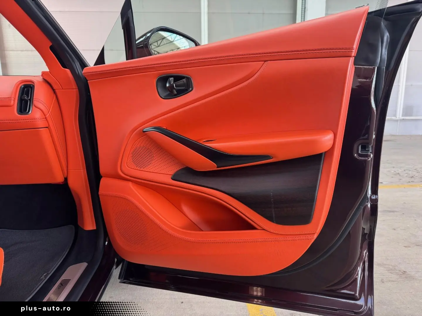 ASTON MARTIN DBX 4.0 V8 DIVINE RED ORANGE