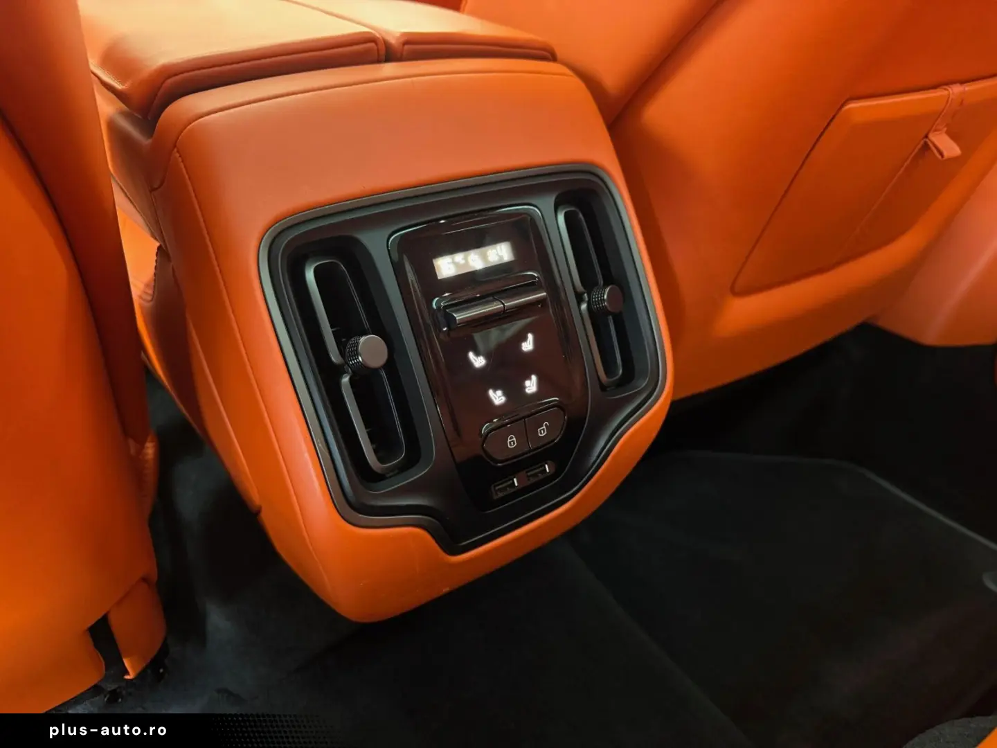 ASTON MARTIN DBX 4.0 V8 DIVINE RED ORANGE