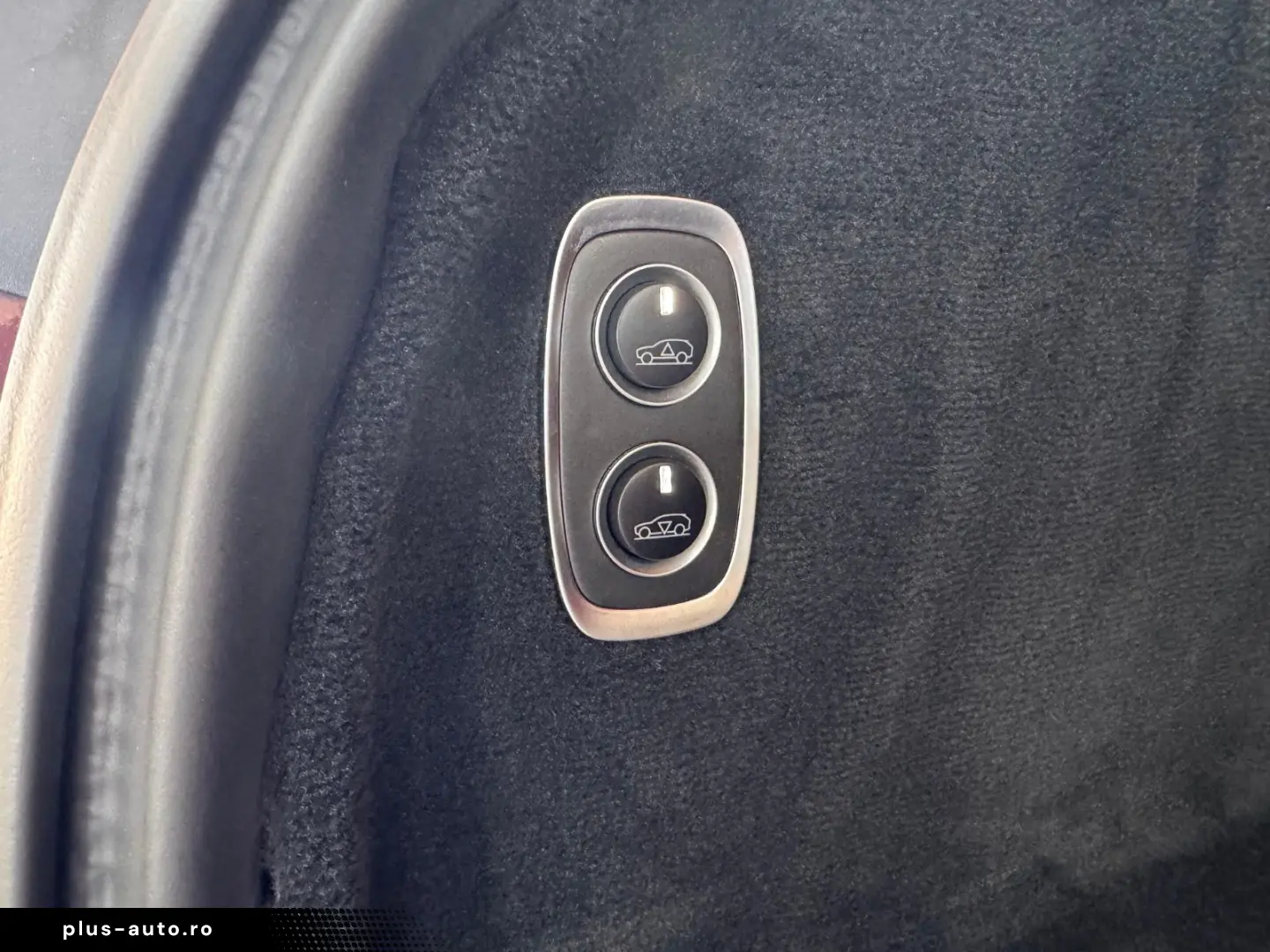 ASTON MARTIN DBX 4.0 V8 DIVINE RED ORANGE