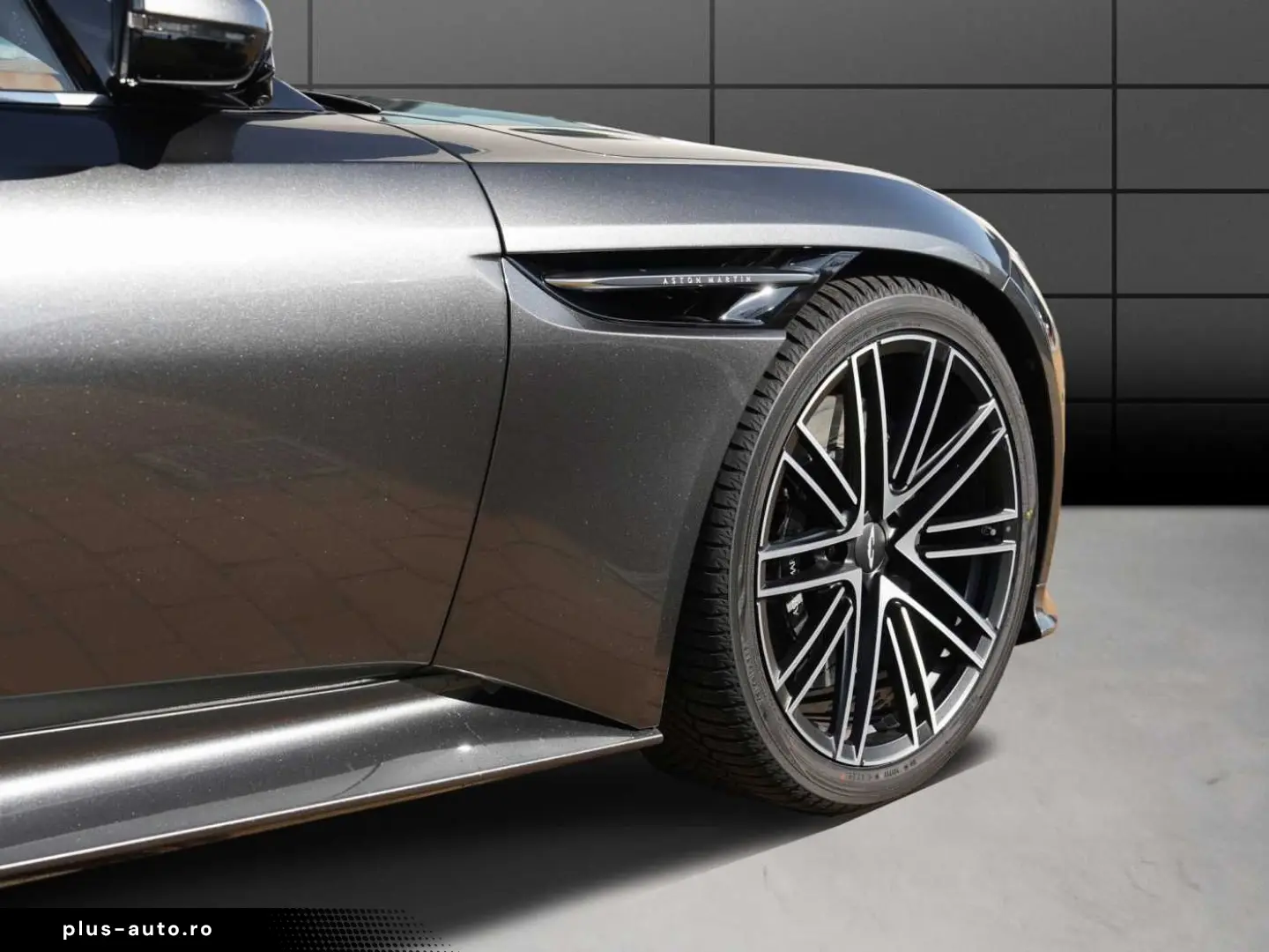 ASTON MARTIN DB12 Volante