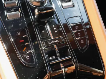 ASTON MARTIN DB12 Volante