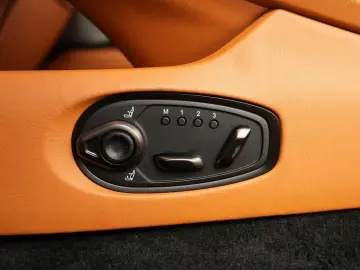 ASTON MARTIN DB12 Volante