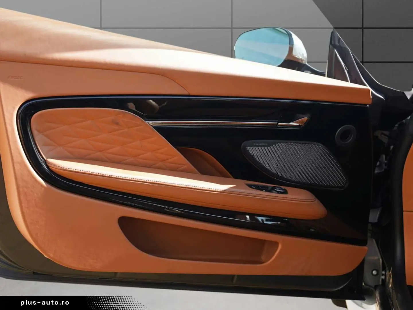 ASTON MARTIN DB12 Volante