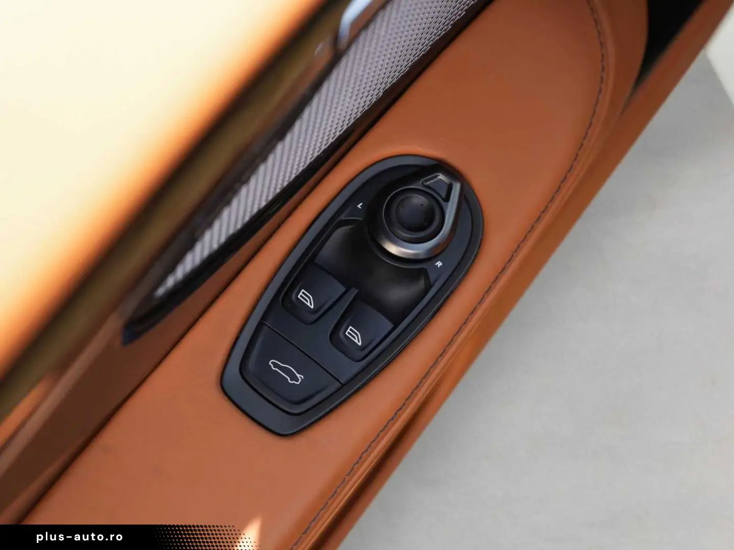 ASTON MARTIN DB12 Volante