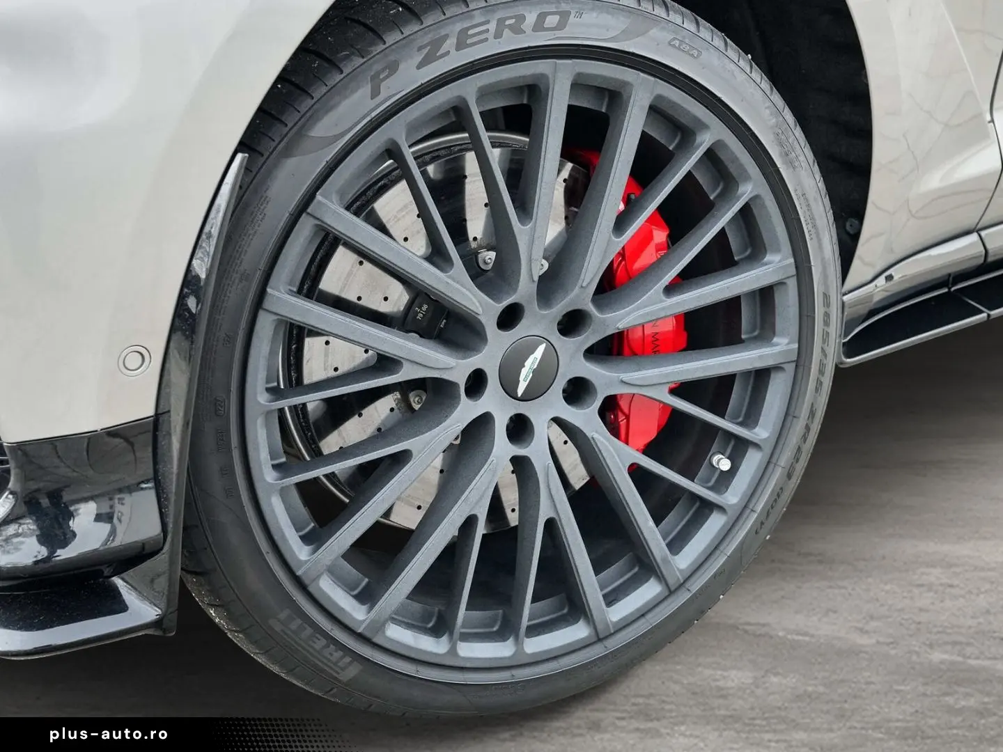 ASTON MARTIN DBX 707 Aluminite Silver   Onyx Black