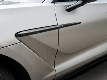 ASTON MARTIN DBX 707 Aluminite Silver   Onyx Black