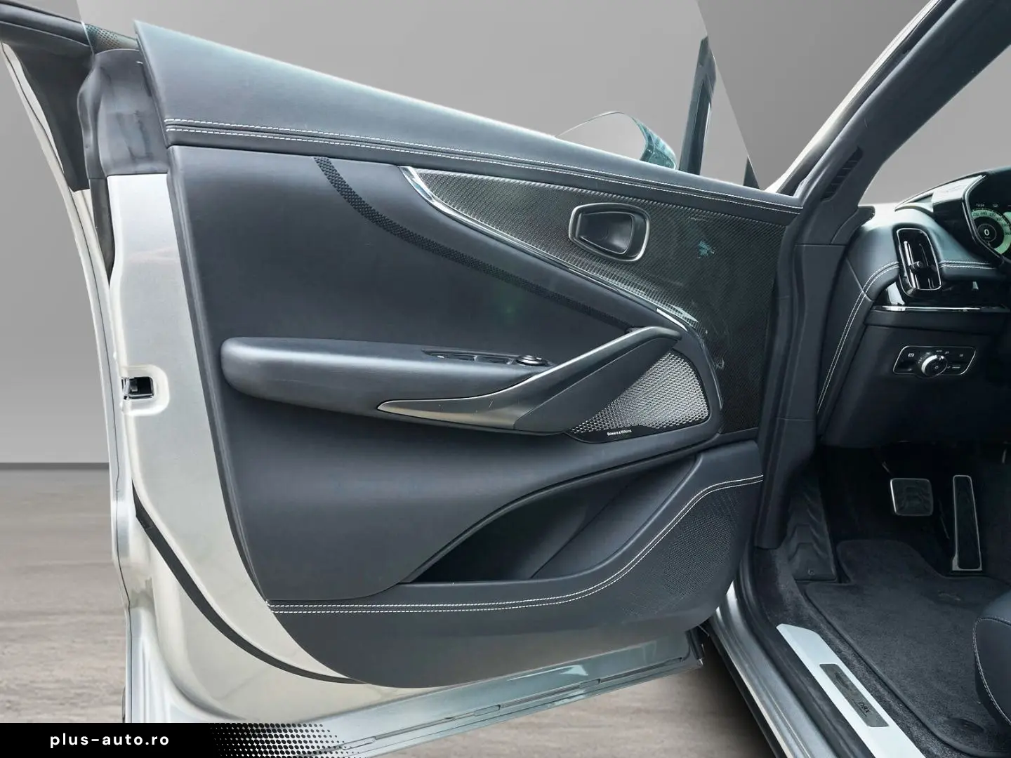 ASTON MARTIN DBX 707 Aluminite Silver   Onyx Black