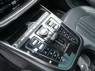 ASTON MARTIN DBX 707 Aluminite Silver   Onyx Black