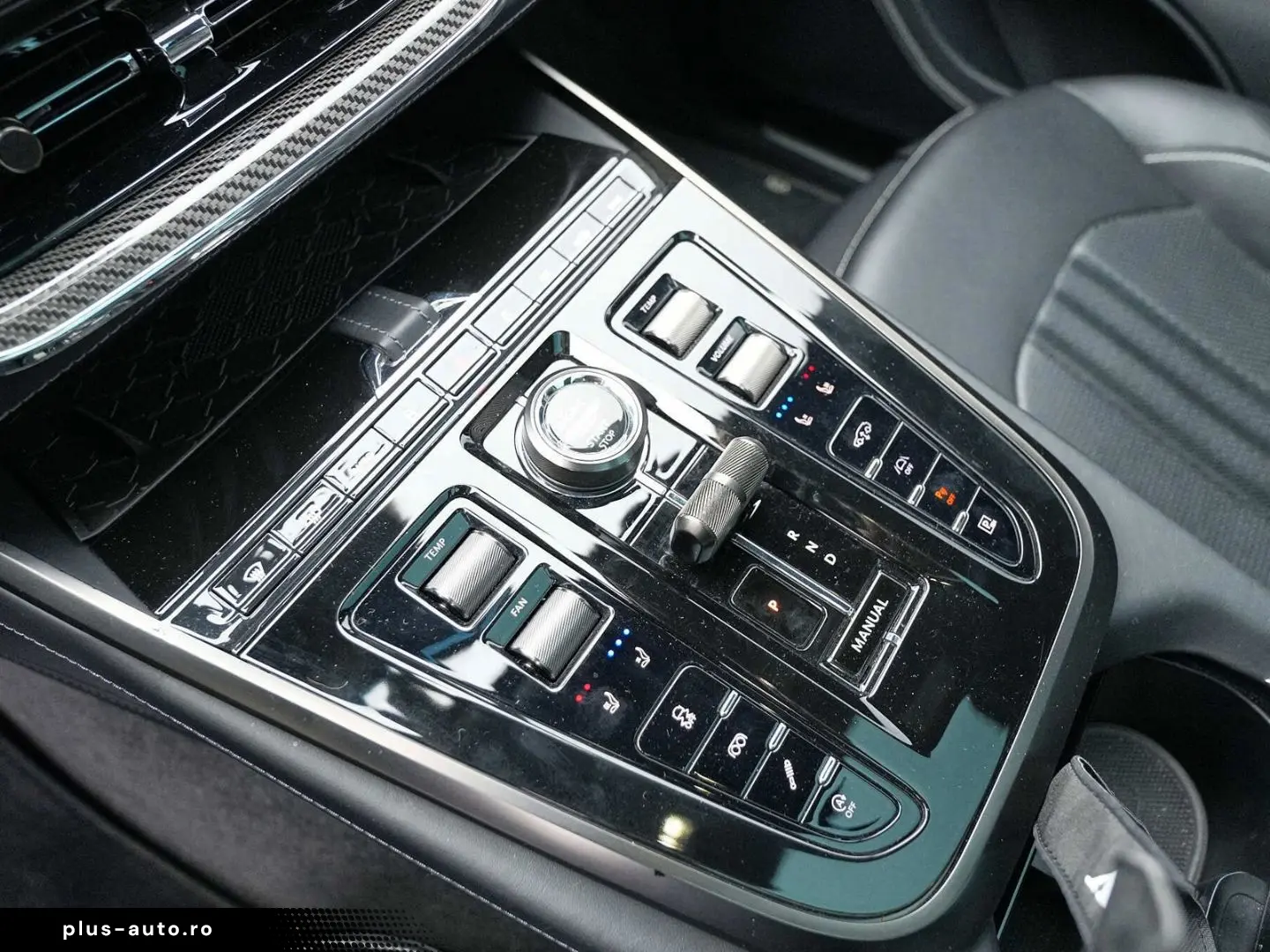 ASTON MARTIN DBX 707 Aluminite Silver   Onyx Black