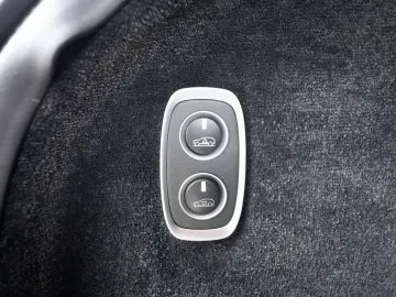 ASTON MARTIN DBX 707 Aluminite Silver   Onyx Black