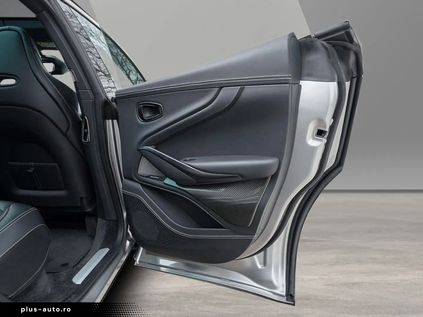 ASTON MARTIN DBX 707 Aluminite Silver   Onyx Black