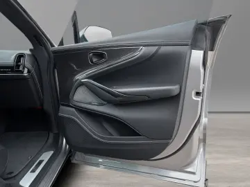 ASTON MARTIN DBX 707 Aluminite Silver   Onyx Black