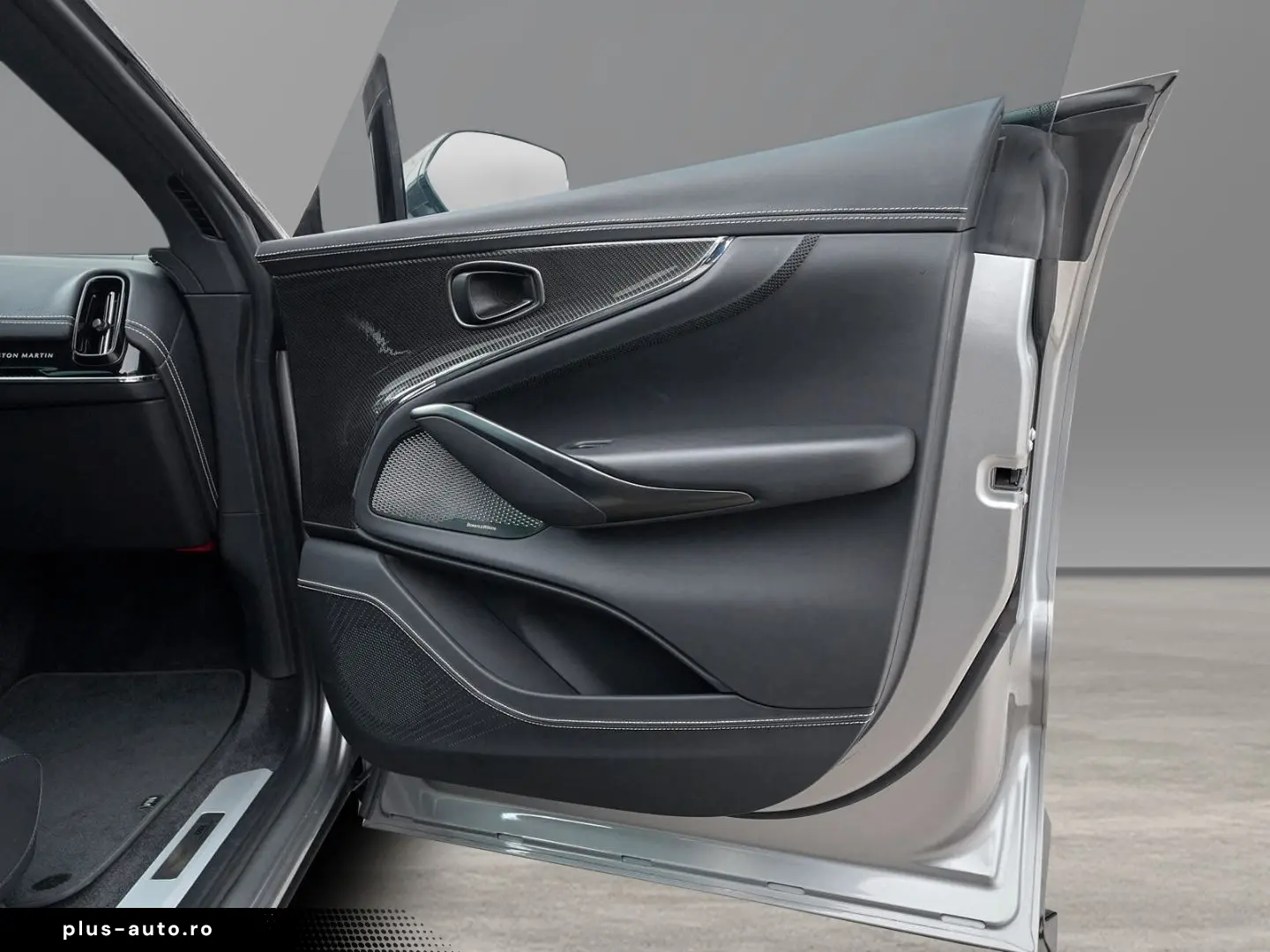 ASTON MARTIN DBX 707 Aluminite Silver   Onyx Black