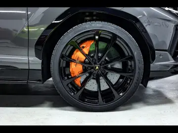 LAMBORGHINI Urus S 666 CH AKRAPOVIC CARBON AHK B&O 3D 23