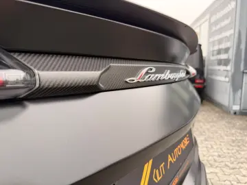 LAMBORGHINI Urus Graphite Capsule  B&O CARBON PANO 23Z HUD