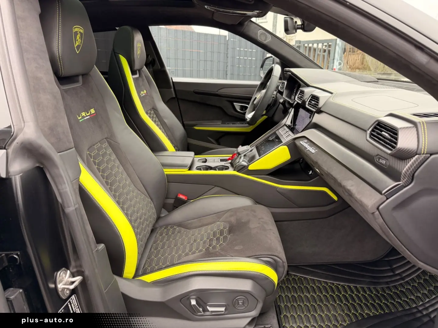 LAMBORGHINI Urus Graphite Capsule  B&O CARBON PANO 23Z HUD