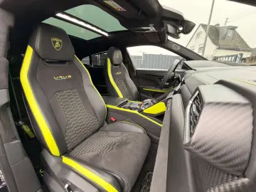 LAMBORGHINI Urus Graphite Capsule  B&O CARBON PANO 23Z HUD
