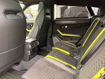 LAMBORGHINI Urus Graphite Capsule  B&O CARBON PANO 23Z HUD