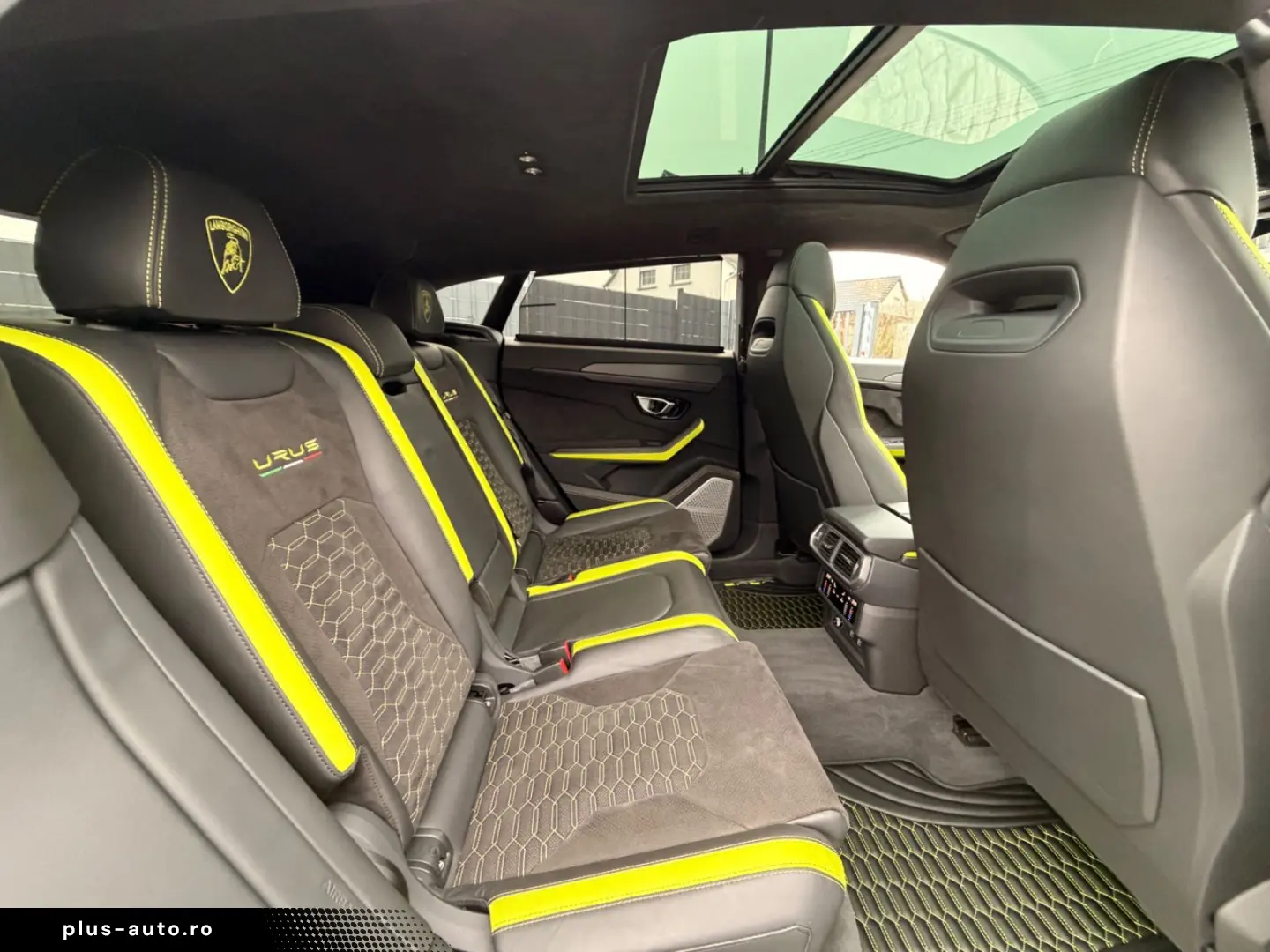 LAMBORGHINI Urus Graphite Capsule  B&O CARBON PANO 23Z HUD