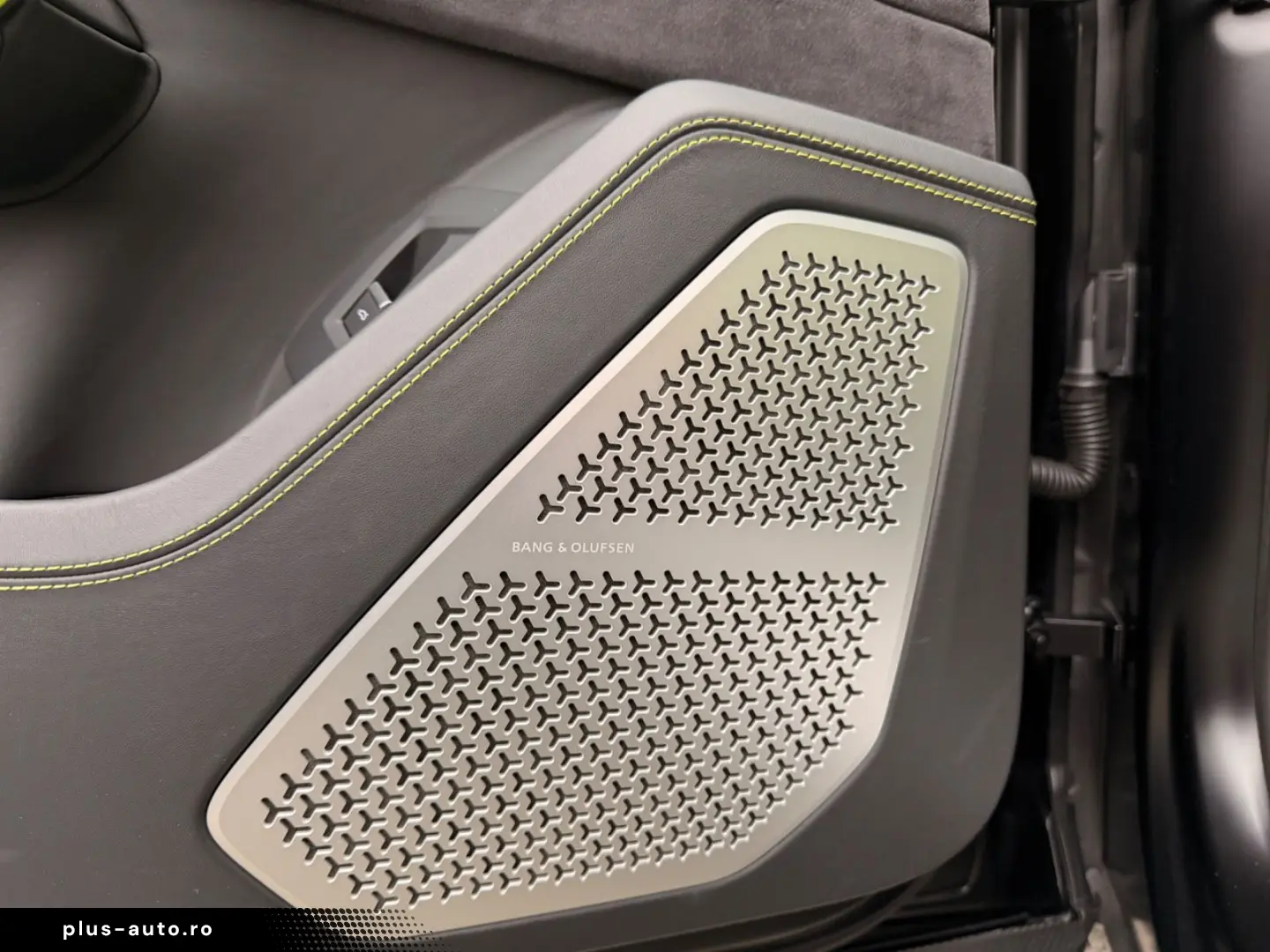 LAMBORGHINI Urus Graphite Capsule  B&O CARBON PANO 23Z HUD