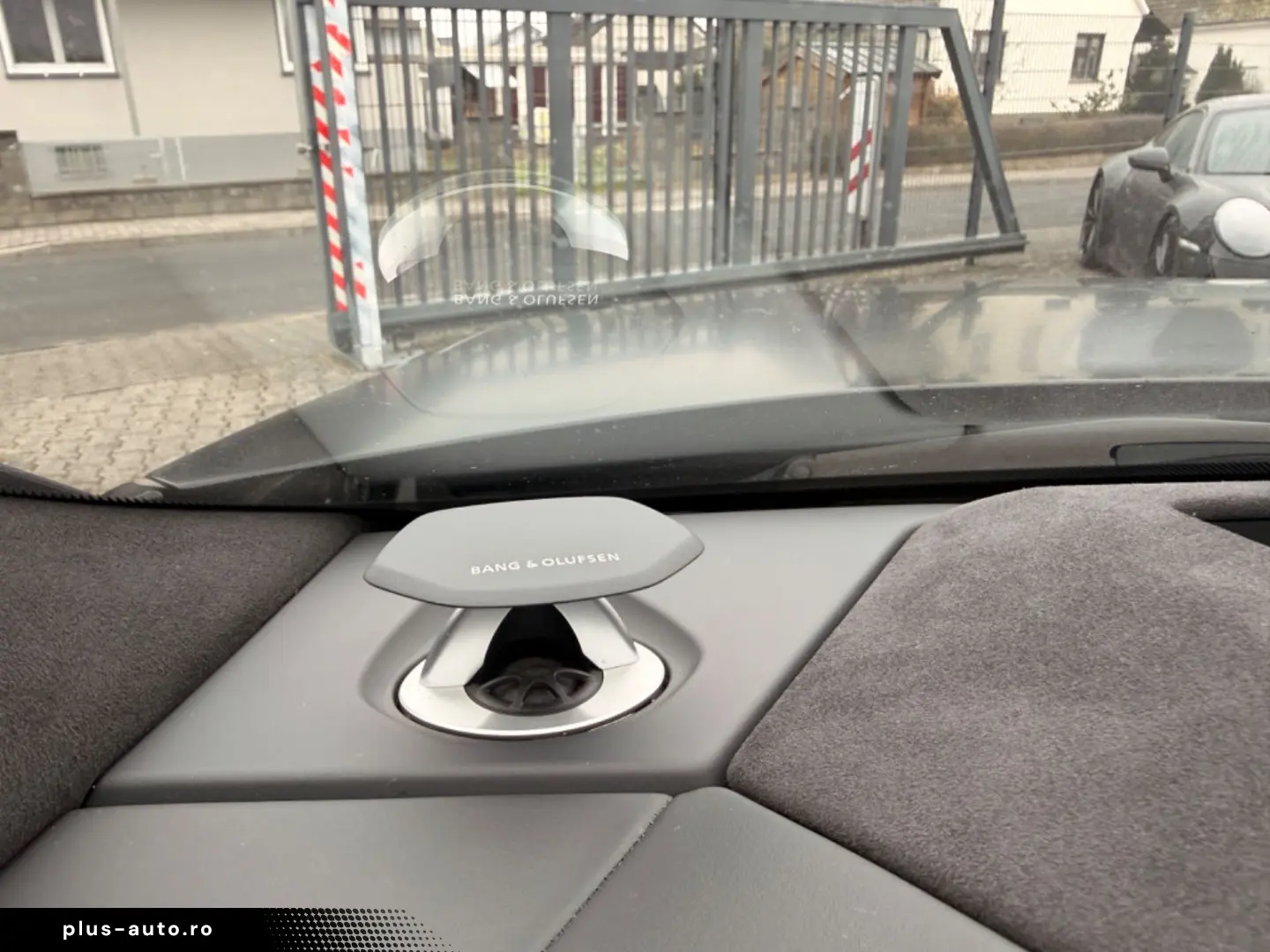 LAMBORGHINI Urus Graphite Capsule  B&O CARBON PANO 23Z HUD