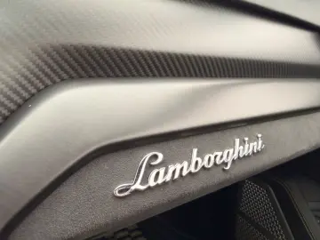 LAMBORGHINI Urus Graphite Capsule  B&O CARBON PANO 23Z HUD