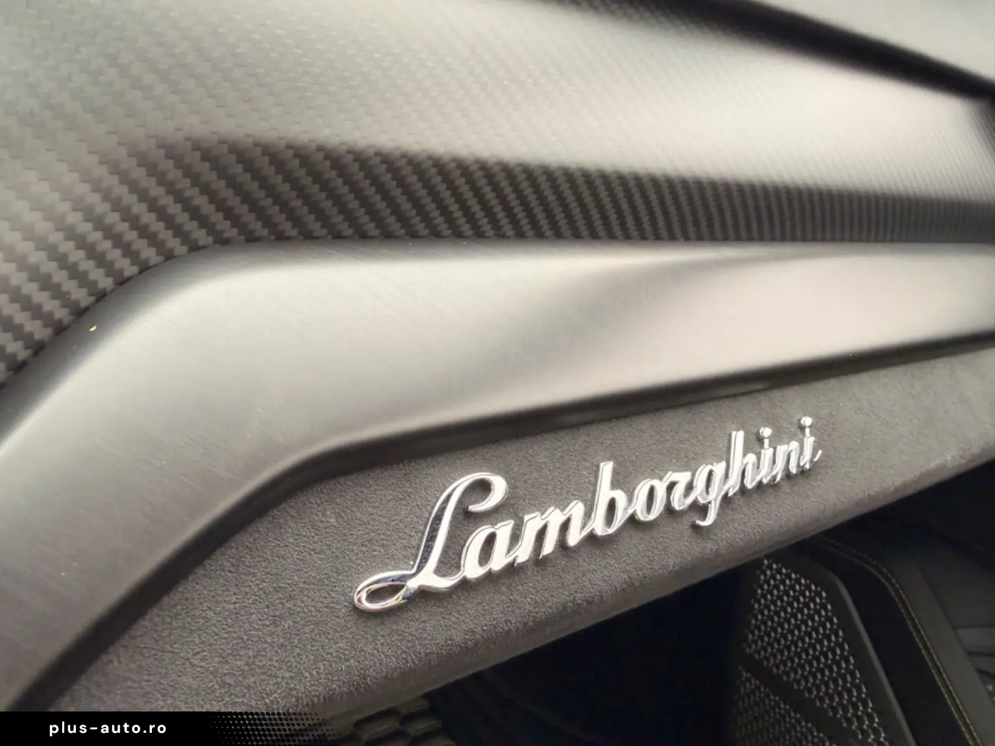 LAMBORGHINI Urus Graphite Capsule  B&O CARBON PANO 23Z HUD