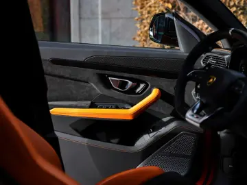 LAMBORGHINI Urus   Capsule   Head-Up   3D B&O   Q-Citura