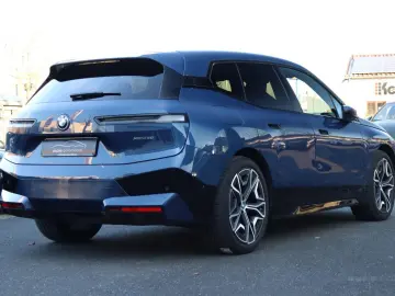 BMW iX xDrive 50 Sportpaket  AHK SKY LOUNGE HEAD-UP