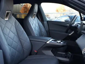 BMW iX xDrive 50 Sportpaket  AHK SKY LOUNGE HEAD-UP