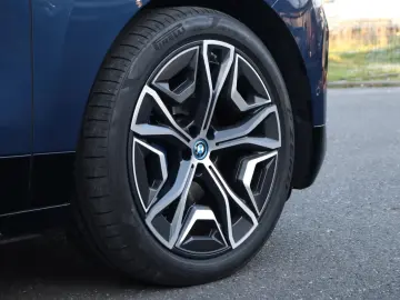 BMW iX xDrive 50 Sportpaket  AHK SKY LOUNGE HEAD-UP