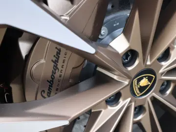 LAMBORGHINI Urus S   Akrapovic  Keramisch  Bang&Olufsen  Mas