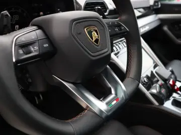 LAMBORGHINI Urus S   Akrapovic  Keramisch  Bang&Olufsen  Mas