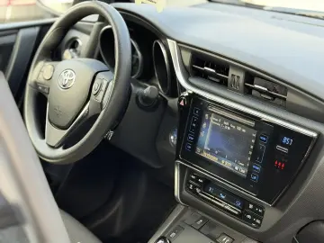 Toyota Auris 1.8 Hybrid Cool